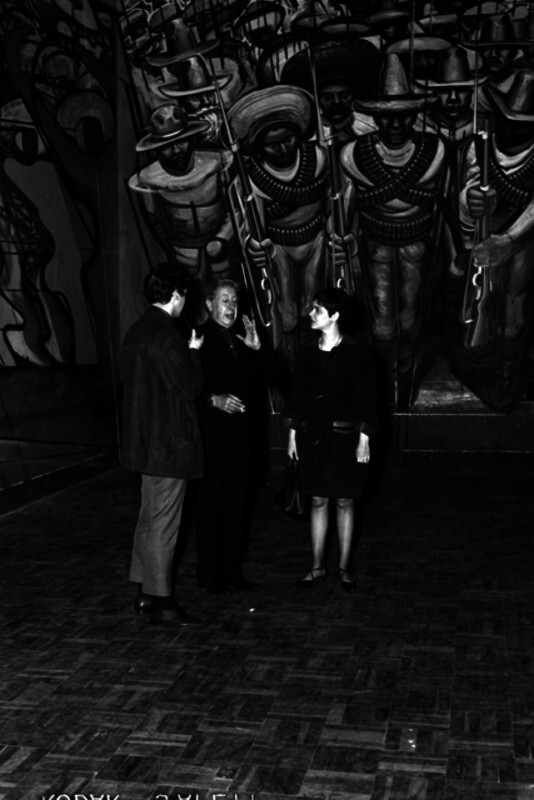 David Alfaro Siqueiros con otras personas 