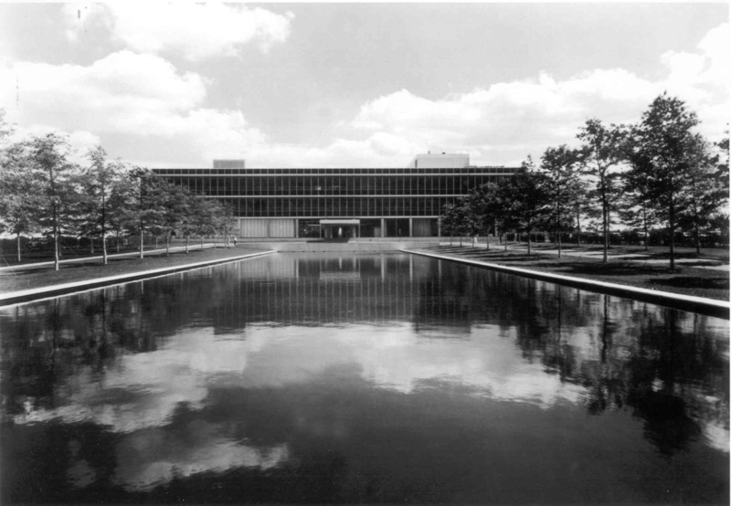 Reynolds_Metals_1969_exterior_reflecting_pool