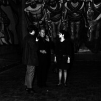 David Alfaro Siqueiros con otras personas 